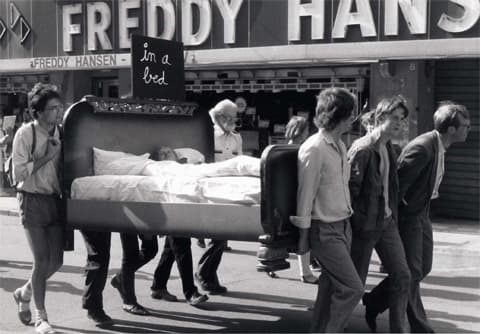 The bed is carried to Stændertorvet

