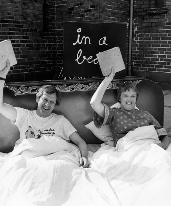 Ben Vautier and Head of Roskilde Recreation and Culture Department Anna Skov Hansen in bed (Photo: Erling J. Pedersen, 1985)
